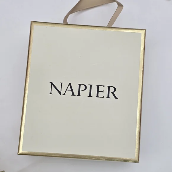 Napier Gold and Green Wreath Brooch New With Gift Box - Picture 2 of 2